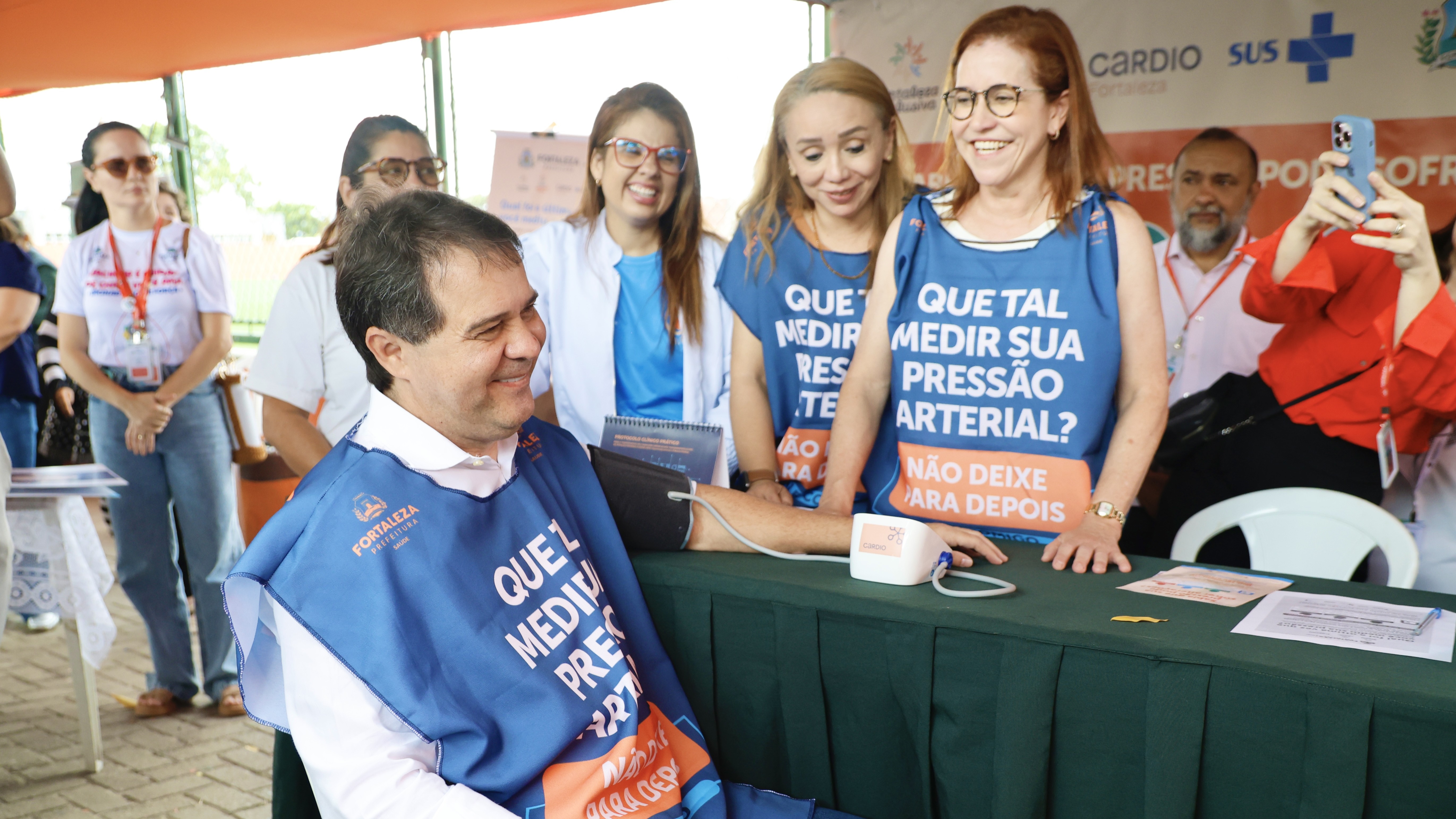 prefeito tirando a pressão